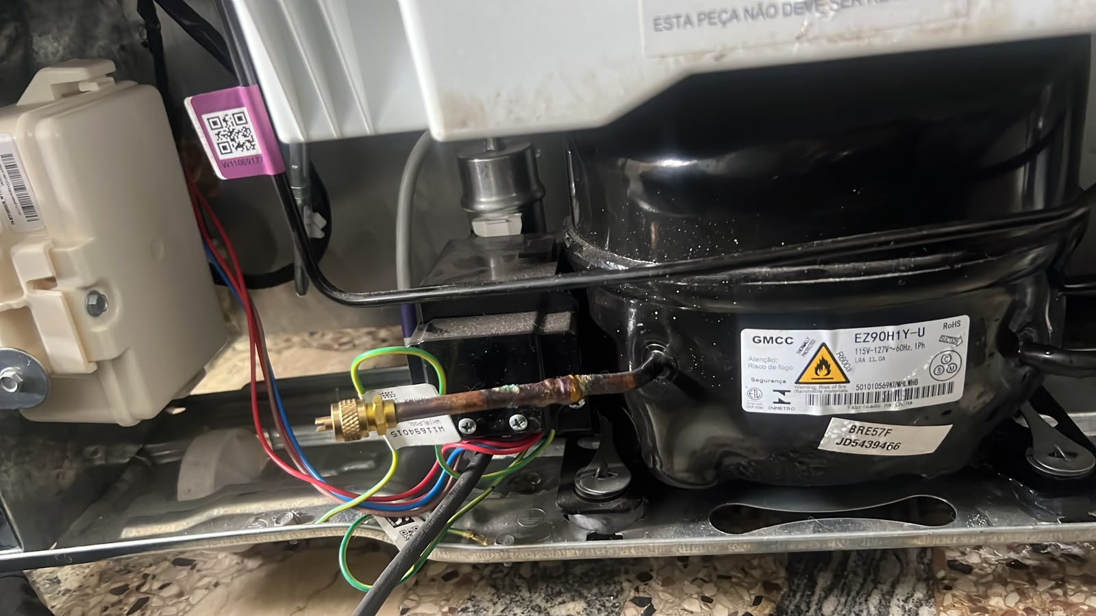 Compressor de geladeira durante manutenção técnica da PrimeTech