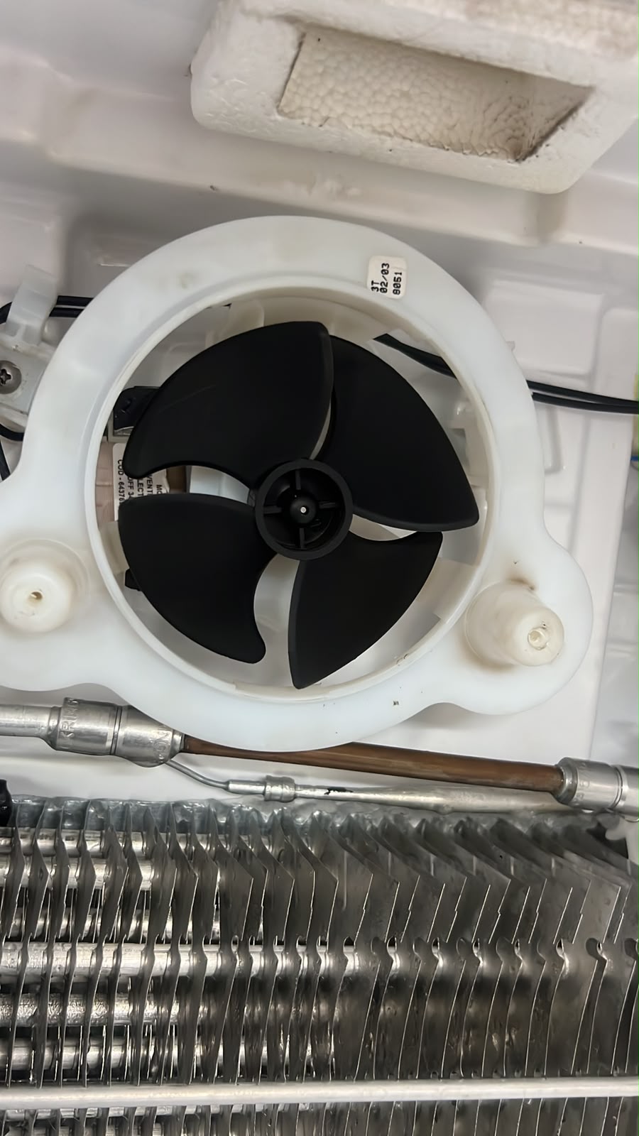 Ventilador interno e evaporador de geladeira em manutenção